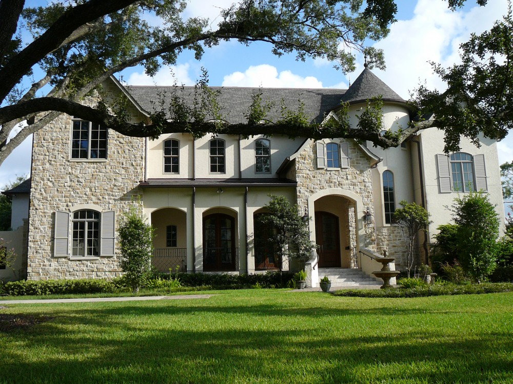 Custom built house by award-winning Watermark Builders serving River Oaks Texas